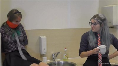 Kecanduan / dihijikeun sareng disumbat / awéwé dina marabahaya